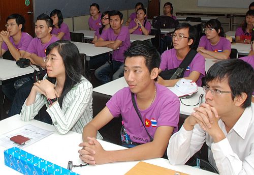 Vietnamese undergrads from IU eye SOM