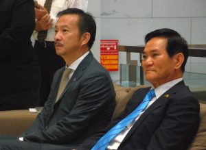 Mr. Chaiwat Kovavisarach (left) and Prof. Worsak Kanok-Nukulchai.